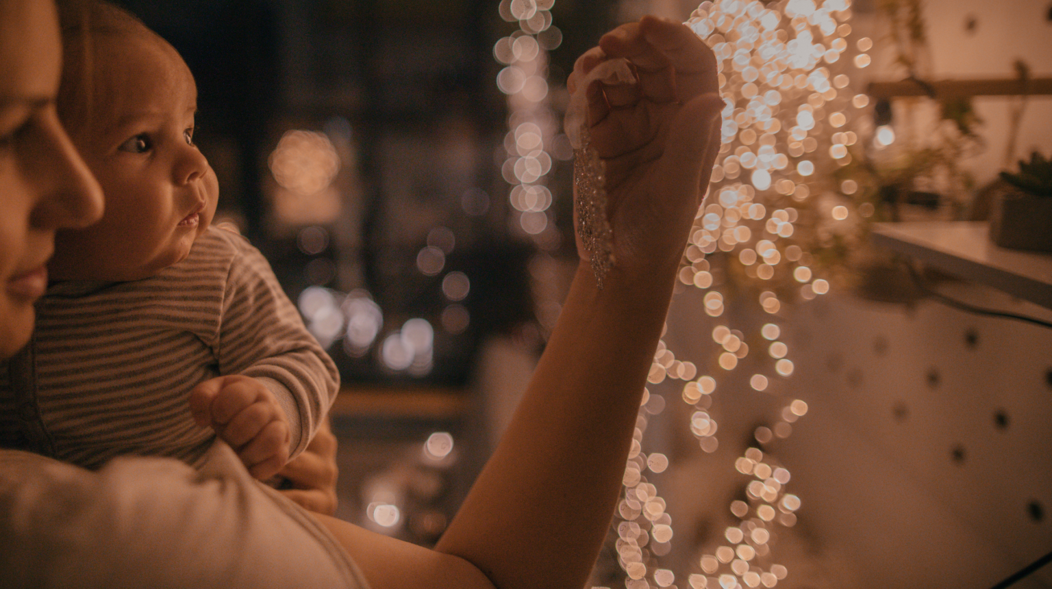 How to Handle The Holidays With A Newborn - It Happens After Birth